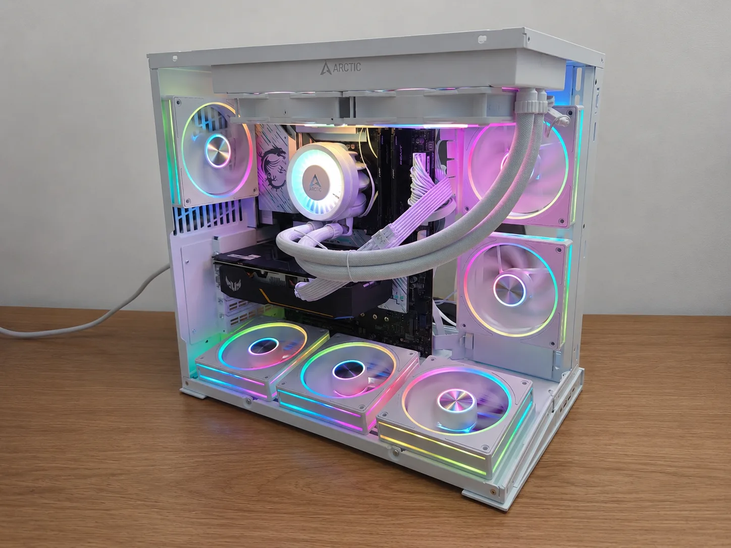 Biały zestaw PC w obudowie typu akwarium